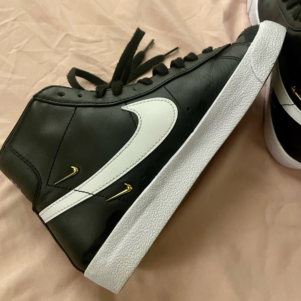 NIKE Women’s Blazer Mid ‘77 SE Sisterhood